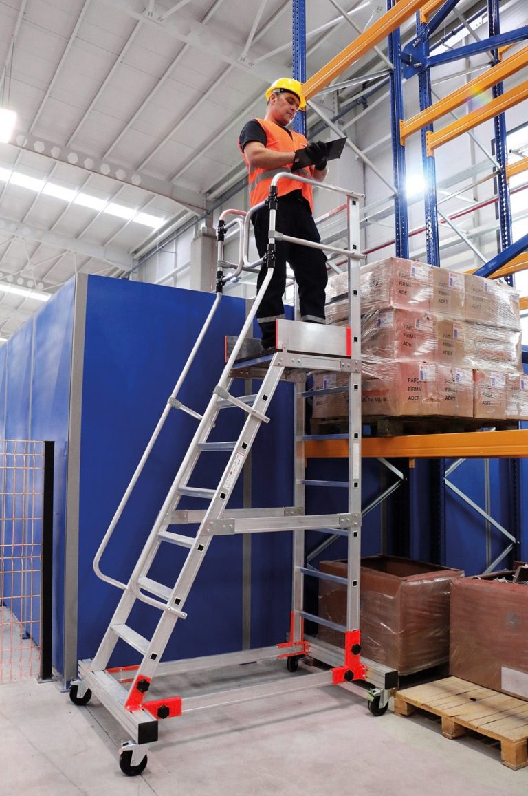 Operario repasando un pedido subido a plataforma industrial RD
