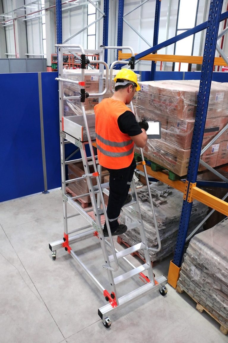 Operario repasando un pedido subido a plataforma industrial RD