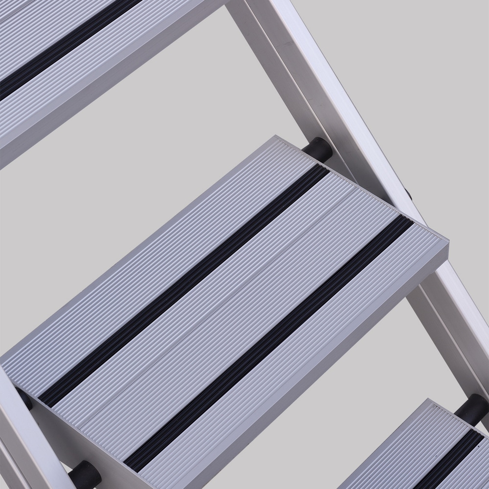 Detalle del peldaño del taburete Alpes con goma