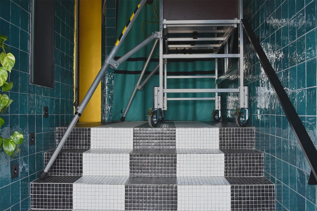 Andamio All Flex sobre escaleras con estabilizadores