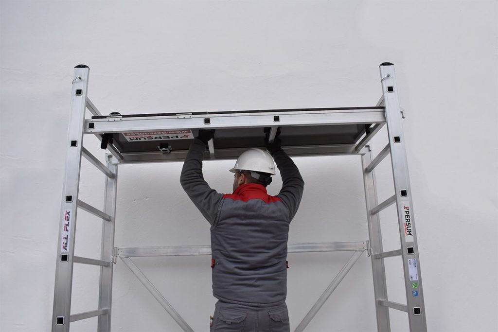Trabajador montando plataforma de andamio All Flex