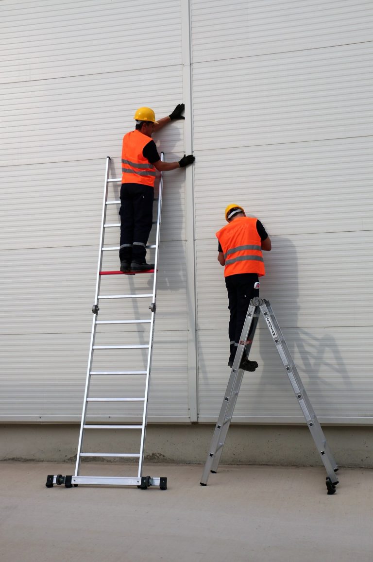 Dos operarios trabajndo en las escaleras del andamio Stella