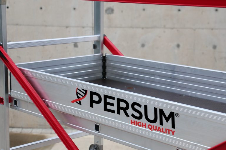 Primer plano del logo de Persum en el andamio Stella