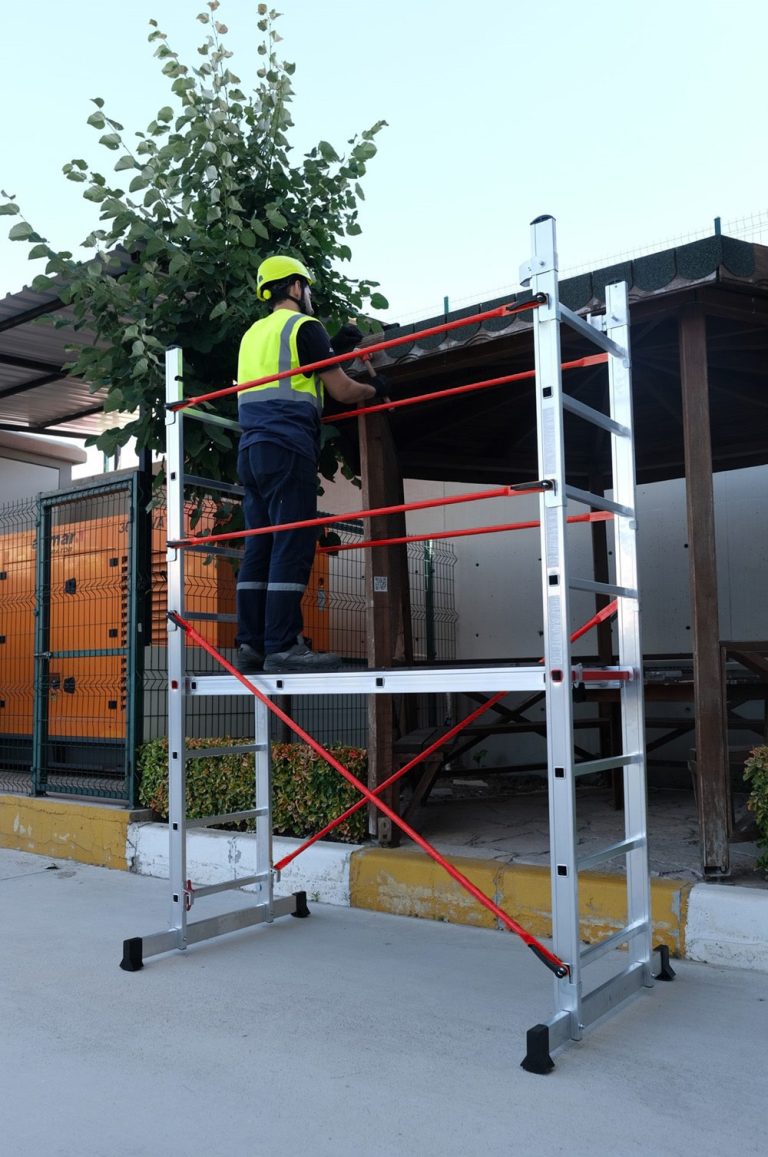 Operario en andamio Tyrion reparando una pérgola