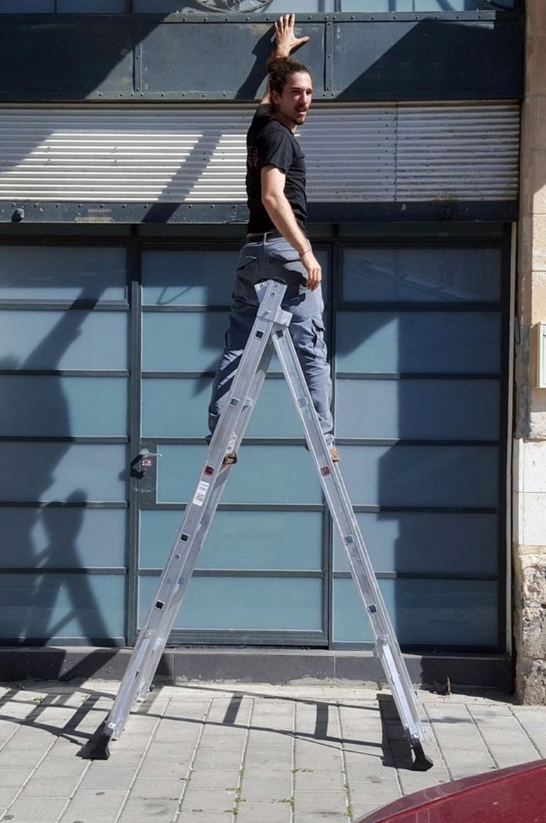 Trabajador subido en escalera de andamio Tyrion