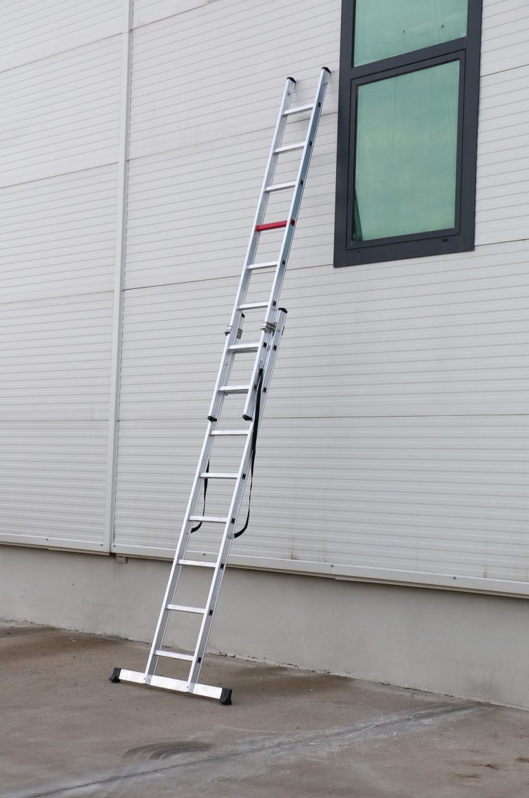 Escalera Iteem 2 extendida sobre pared
