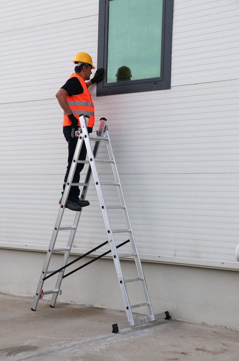 Operario instalando una ventana subido a la escalera Iteem 2