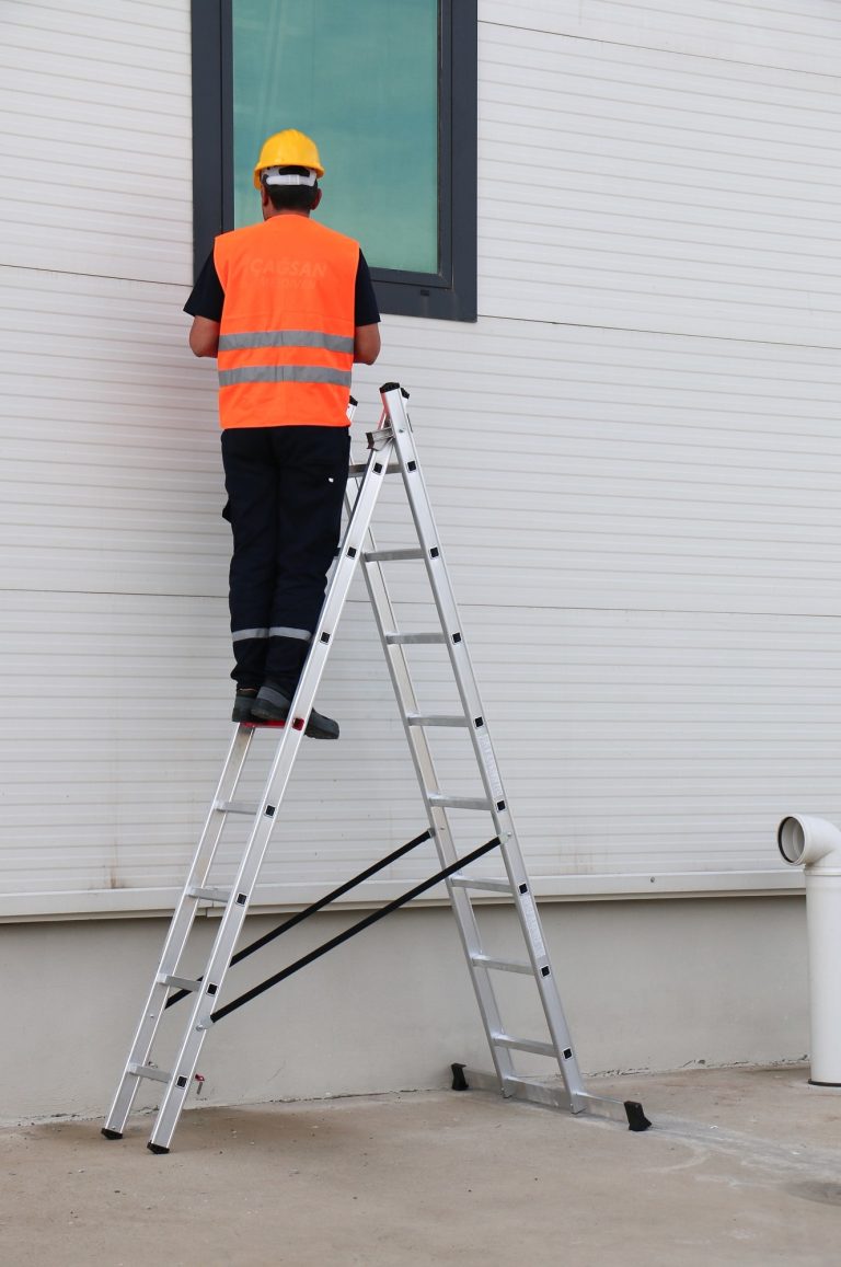 Operario instalando una ventana subido a la escalera Iteem 2