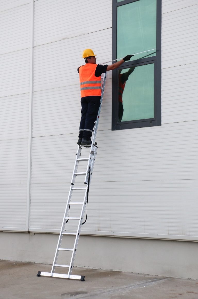Operario instalando una ventana subido a la escalera Iteem 2