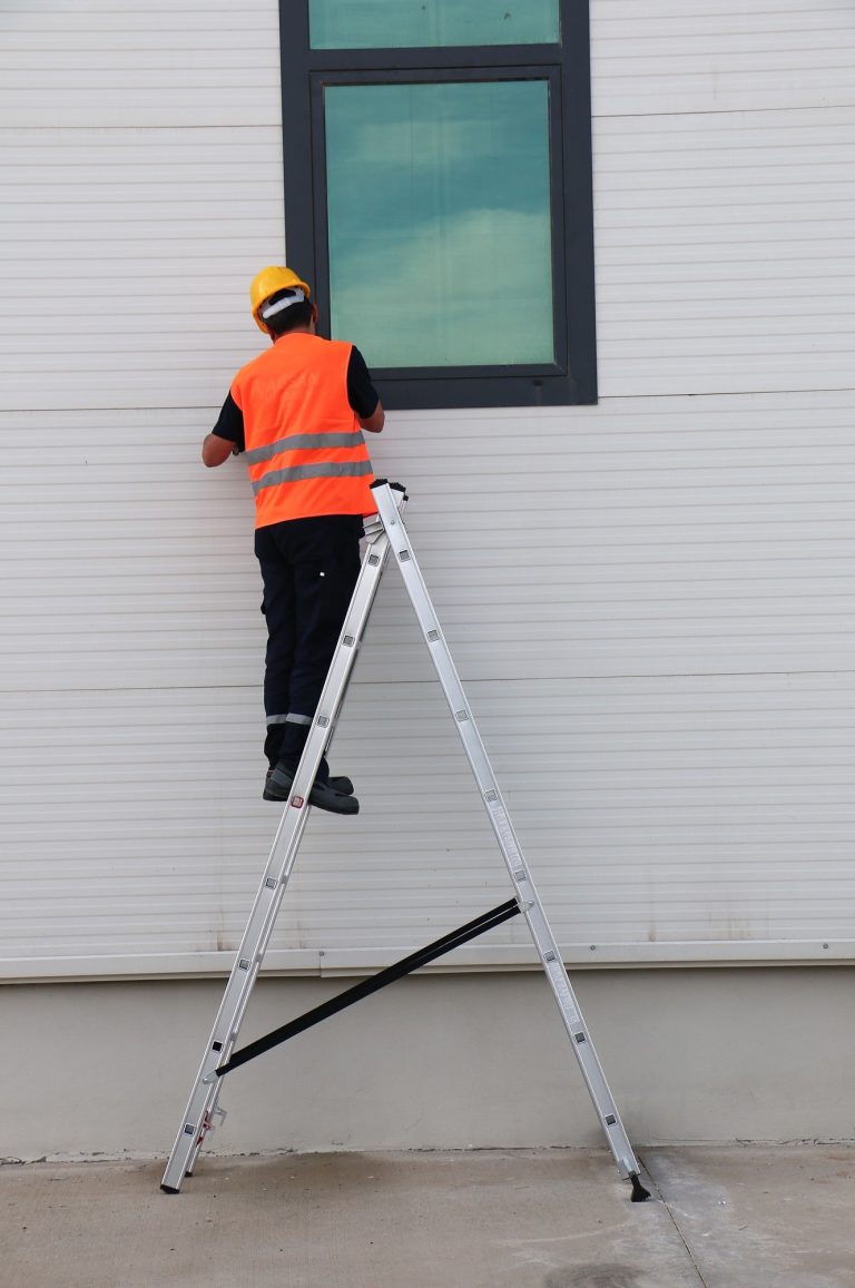 Operario instalando una ventana subido a la escalera Iteem 2