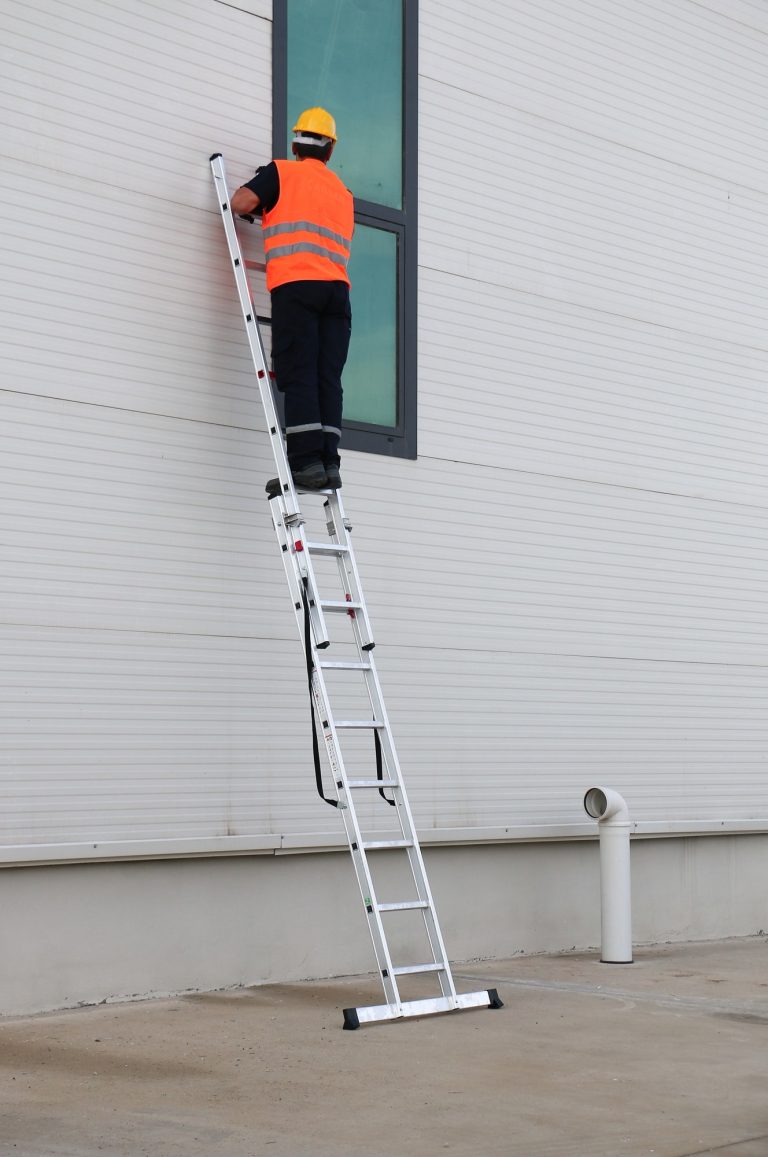 Operario instalando una ventana subido a la escalera Iteem 2