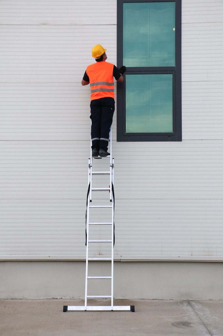 Operario instalando una ventana subido a la escalera Iteem 2