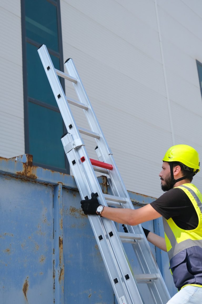 Operario subiendo a escalera Iteem Pro 2