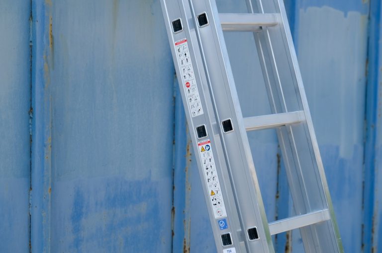 Primer plano de la escalera de aluminio Iteem pro 2