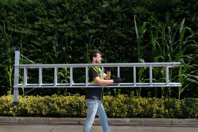 Trabajador transportando escalera de aluminio Iteem Pro 2