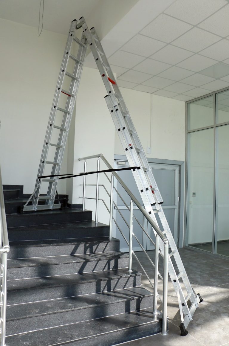 Escalera Iteem Pro Telescópica situada en escalera