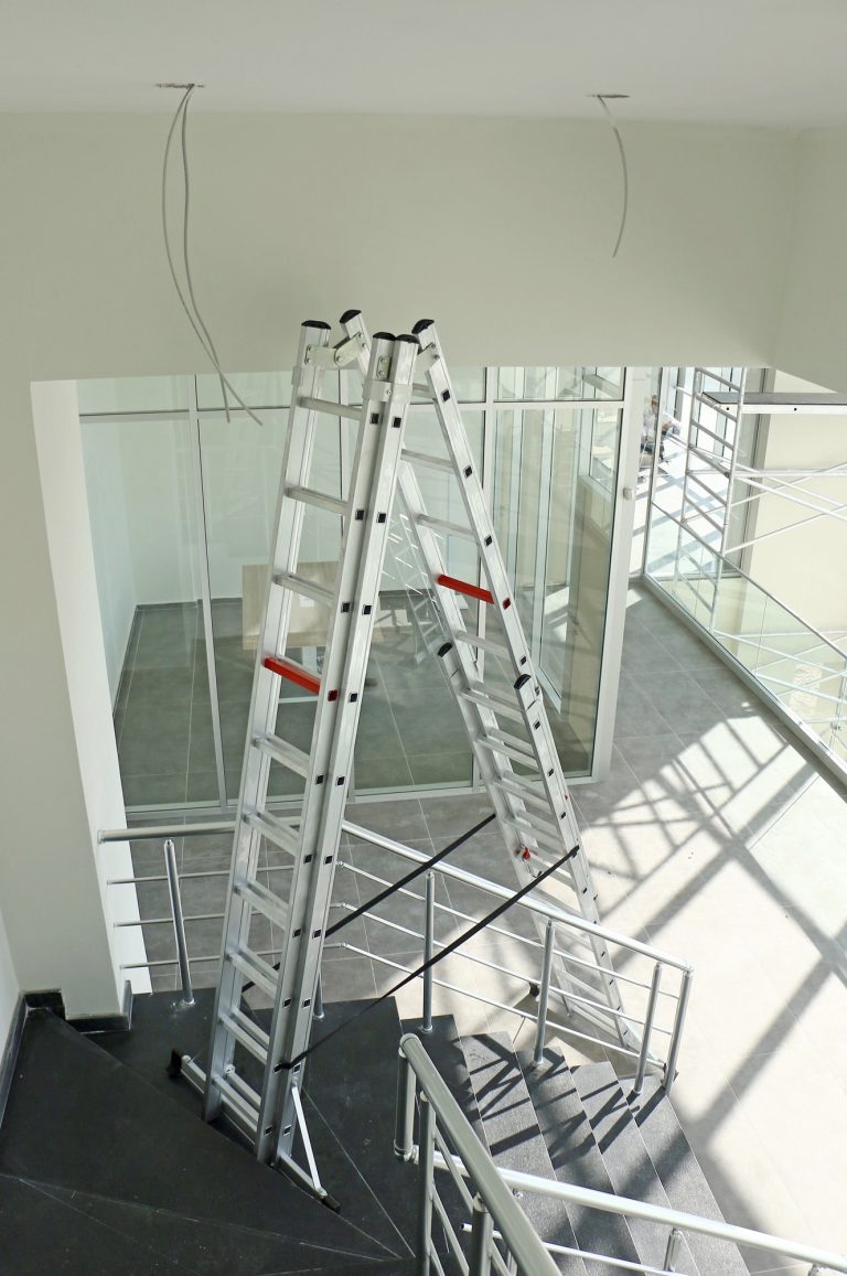 Escalera Iteem Pro Telescópica situada en escalera