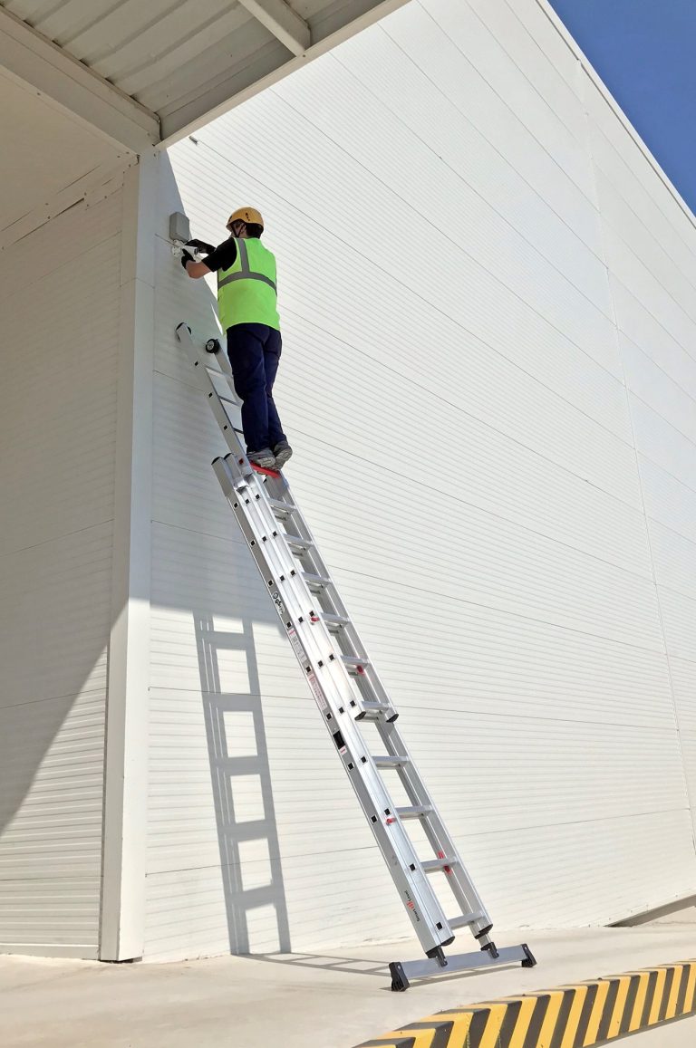 Operario instalando cámara de seguridad subido a escalera Iteem S Balance