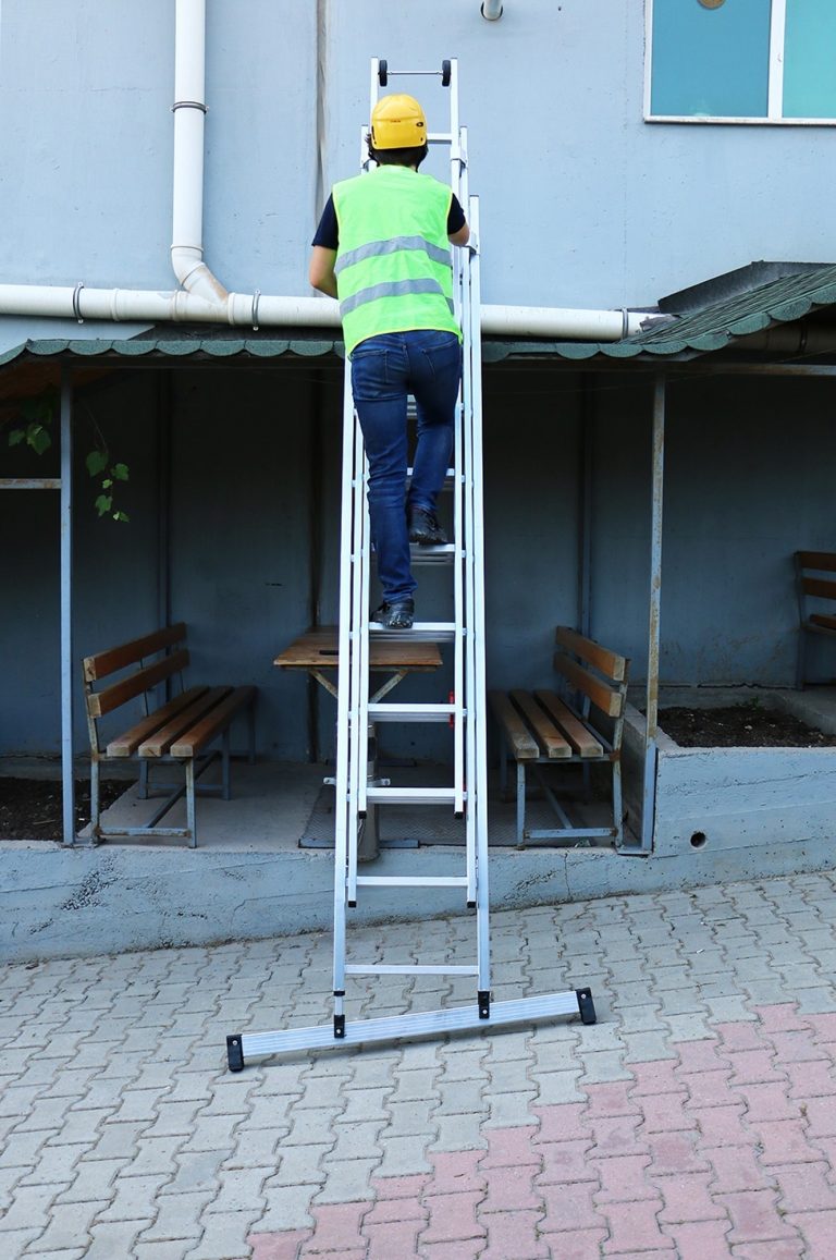 Operario subiendo la escalera de aluminio Iteem S Balance