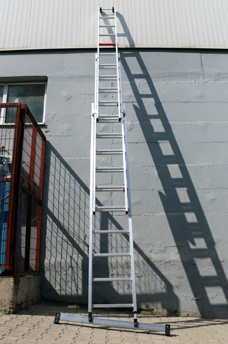 Escalera Iteem S Balance extendida sobre la pared