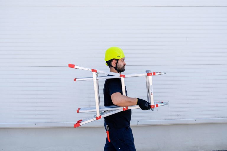 Trabajador transportando la escalera telescópica Apolo