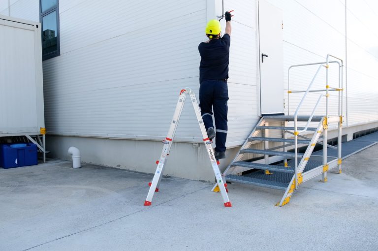 Trabajador colocando unos cables sobre la escalera Apolo