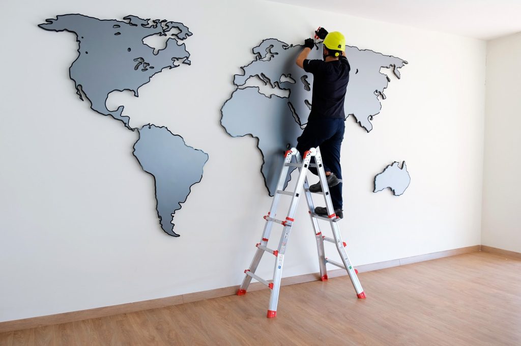 Diferencia entre escalera de aluminio conforme a EN 131 y modelo no homologado