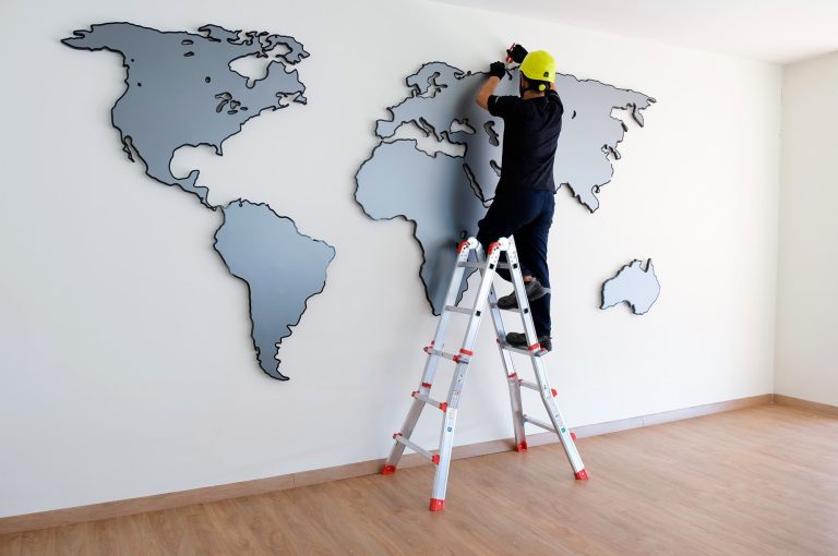 Diferencia entre escalera de aluminio conforme a EN 131 y modelo no homologado