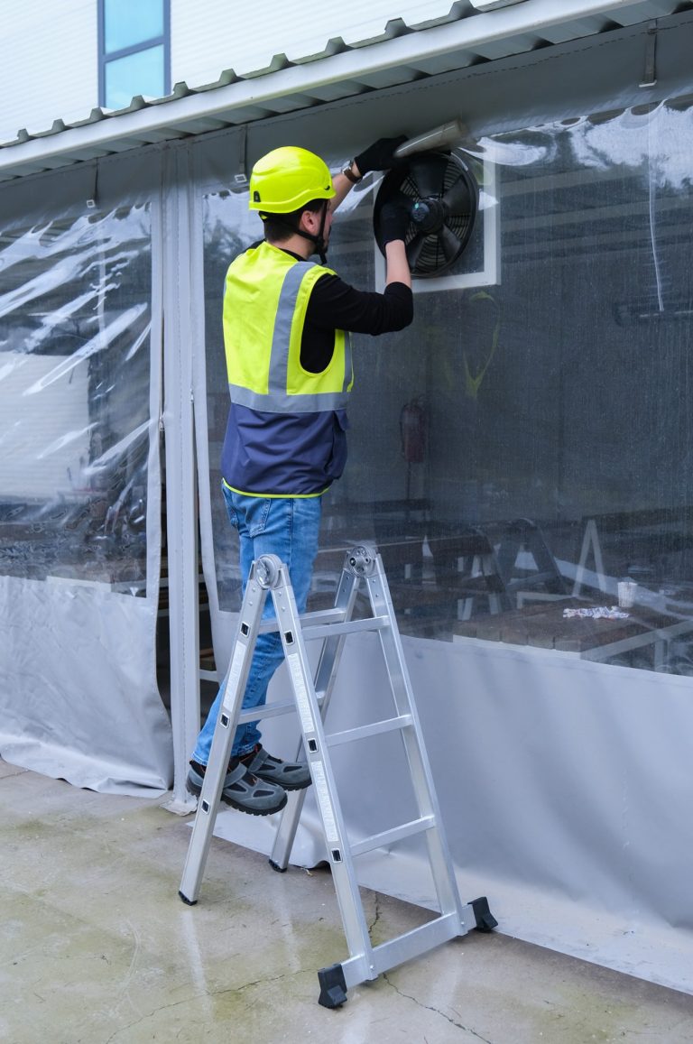 Operario limpiando un extractor de aire sobre la escalera Crono