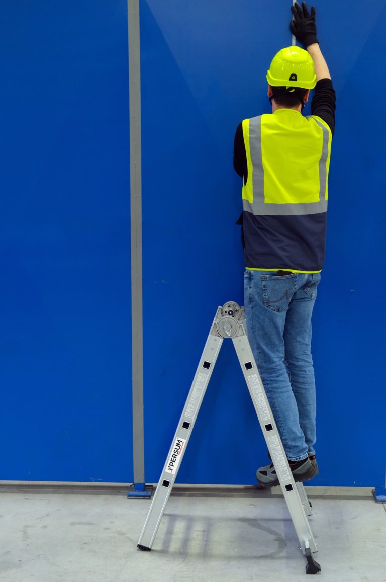 Trabajador tomando medidas subido en escalera Crono