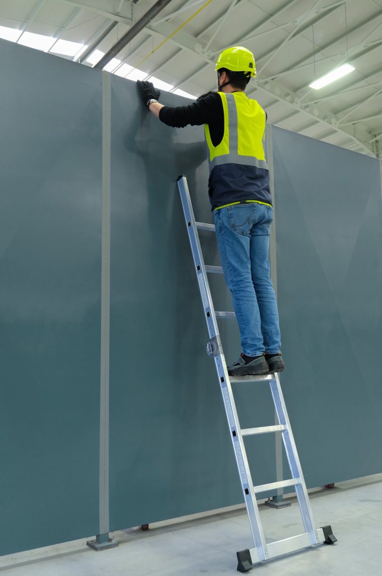 Trabajador sobre escalera Crono extendida