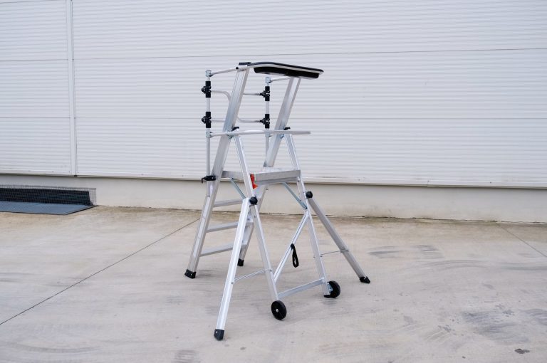 Plataforma industrial Artis PLus junto a una nave