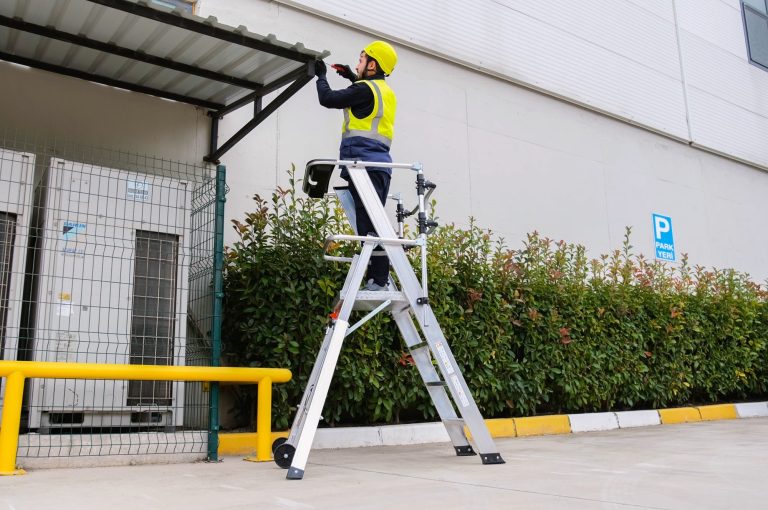 Trabajador sobre plataforma industrial Artis Plus reparando un techo