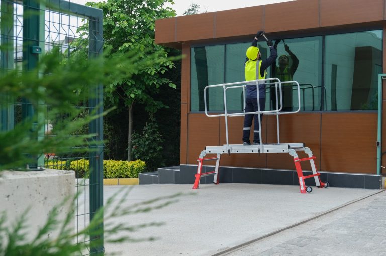 Trabajador en la plataforma industrial Dual Teles realizando unas reparaciones
