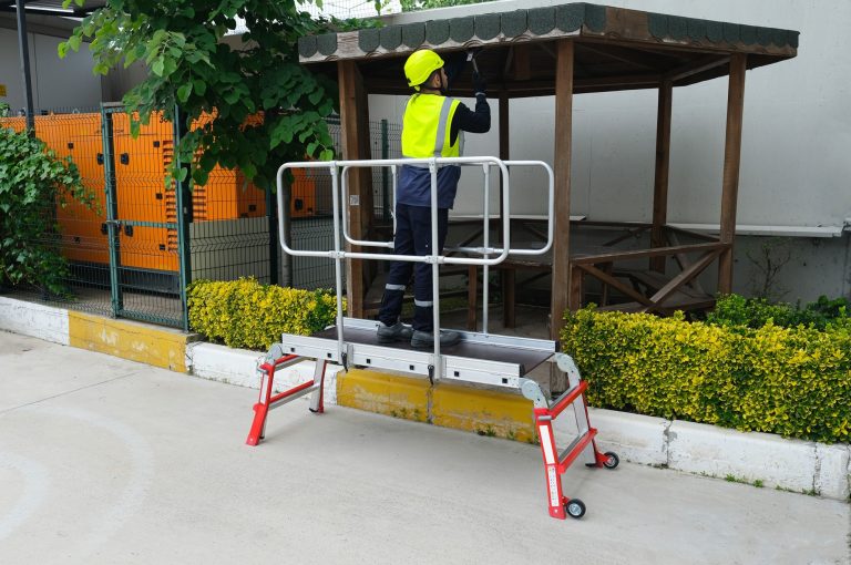 Trabajador reparando un techo desde la plataforma industrial Dual Teles