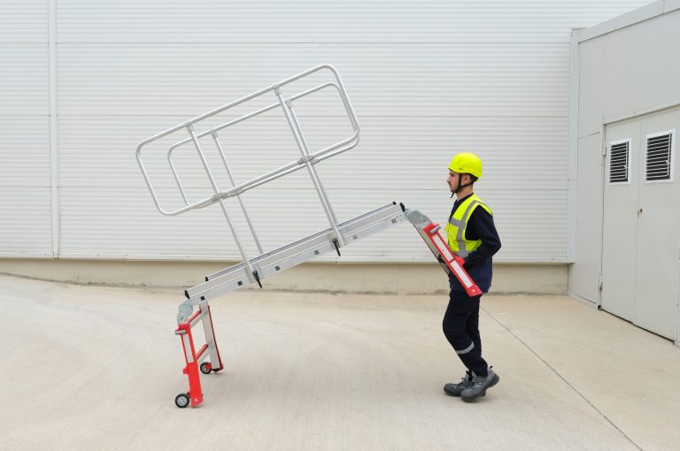 Operario transportando la plataforma industrial Dual Teles