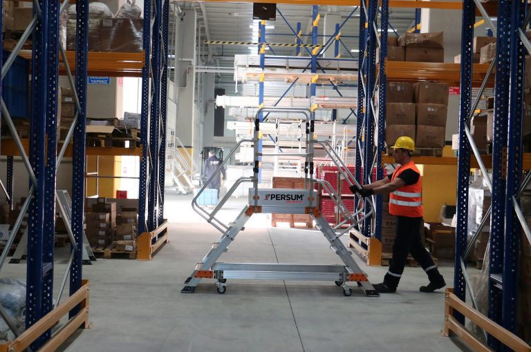 Operario desplazando la plataforma industrial EPC dentro de una nave