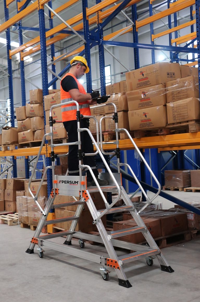 Trabajador sobre plataforma industrial EPC comprobando un pedido
