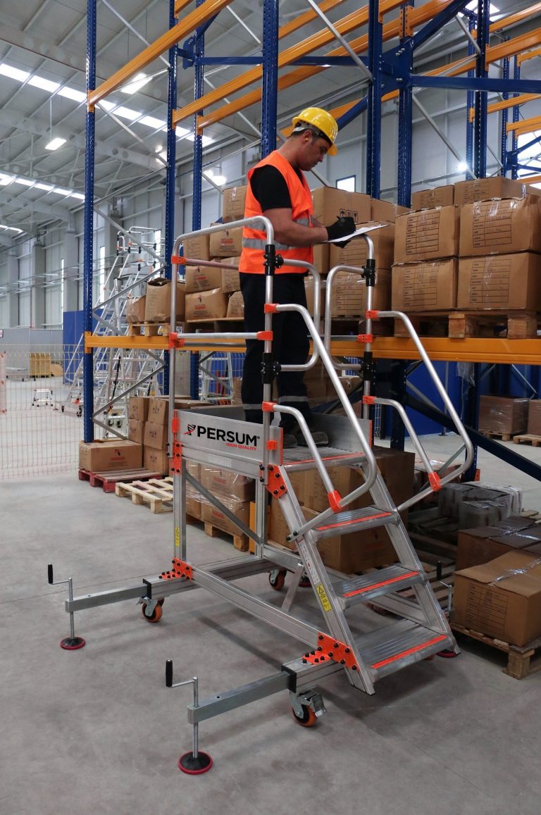 Operario subido a plataforma industrial EPL revisando un pedido