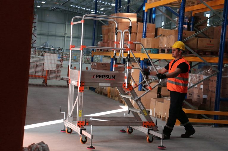 Operario transportando la plataforma industrial EPL