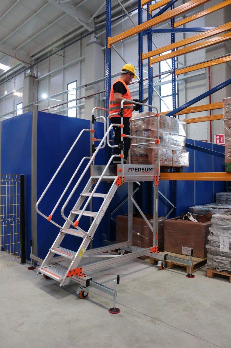 Operario subido a plataforma industrial EPL revisando un pedido