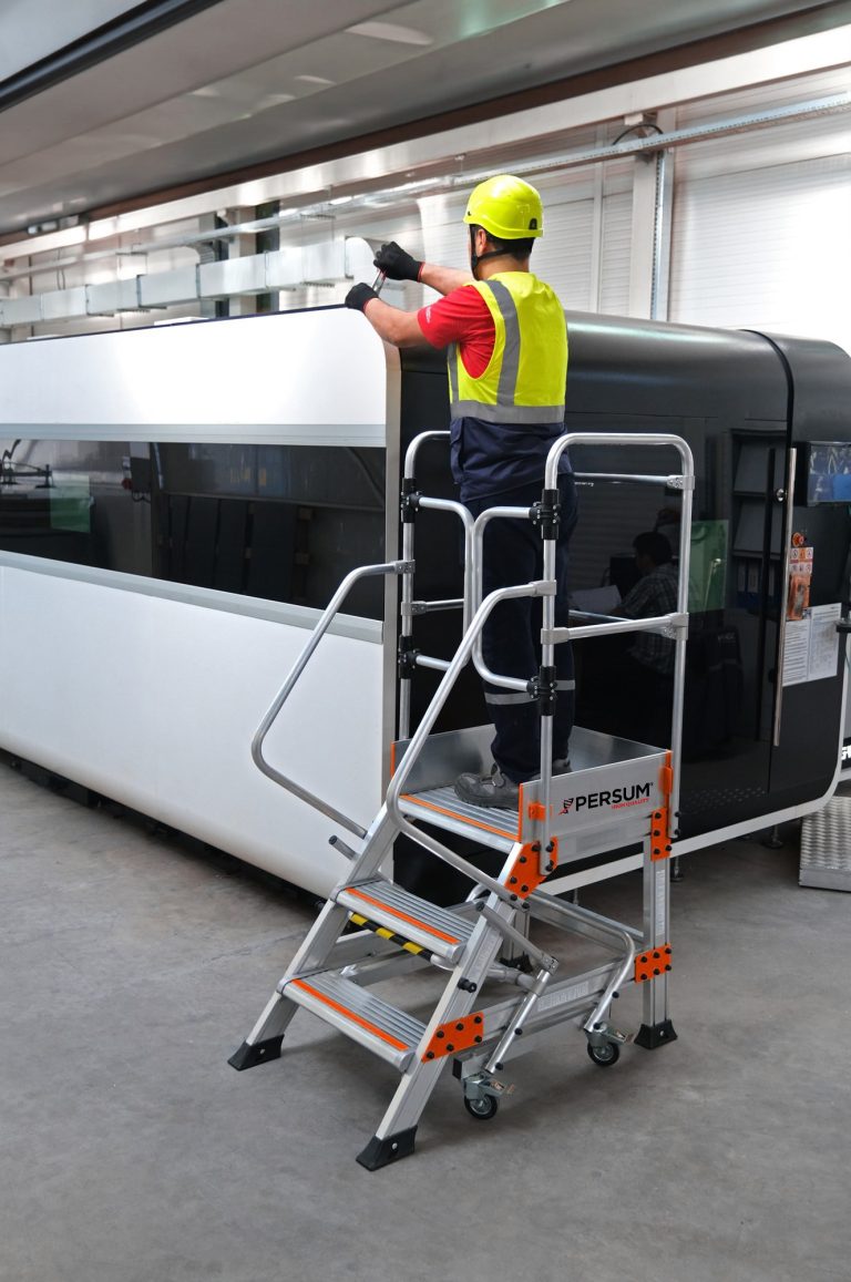 Operario sobre plataforma industrial EPN reparando una máquina