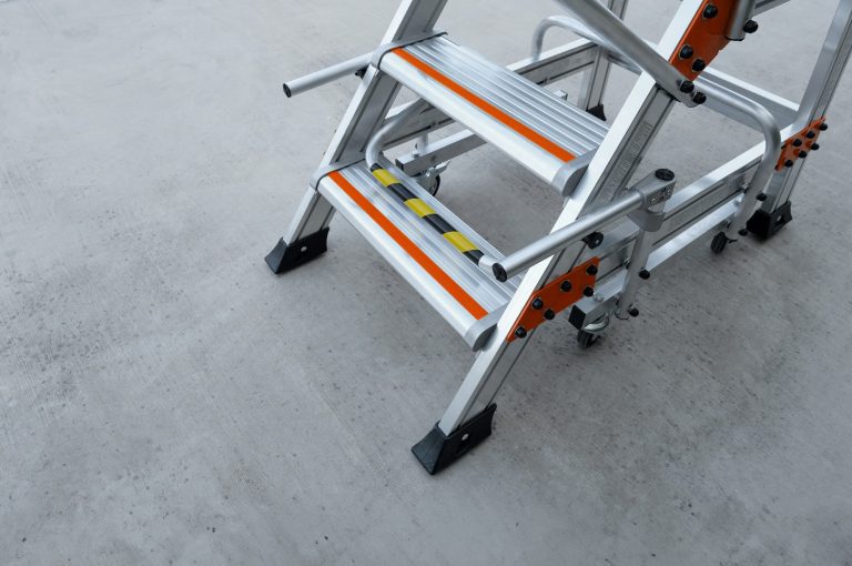 Primer plano de peldaño de la plataforma industrial EPN