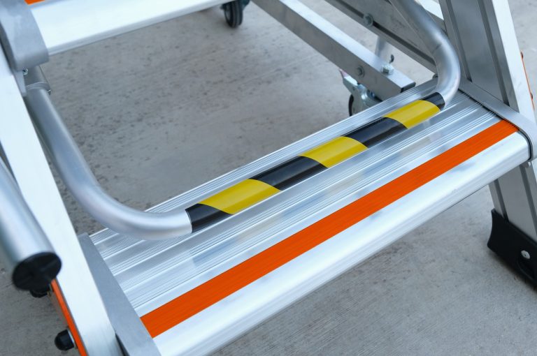 Primer plano de peldaño de la plataforma industrial EPn