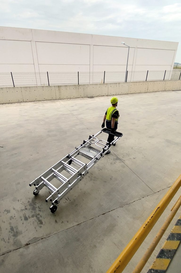 Trabajador transportando la plataforma industrial Janus