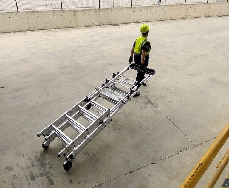 Trabajador transportando la plataforma industrial Janus