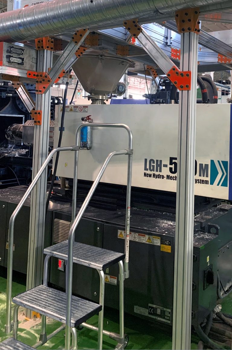 Imagen del taburete de aluminio Kamet junto a una máquina