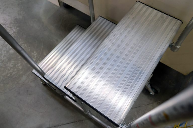 Primer plano de los peldaños del taburete de aluminio Kamet