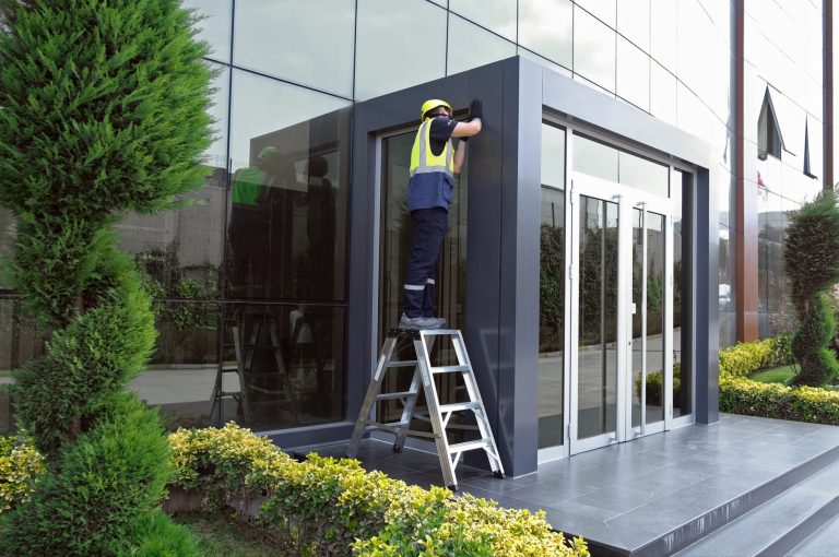 Trabajador reparando una junta de cristal sobre el taburete Teide