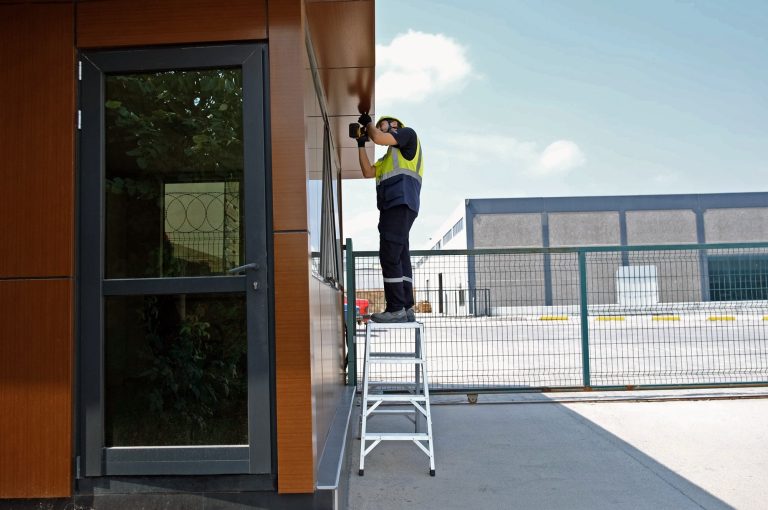 Operario sobre el taburete kamet realizando reparaciones en un techo
